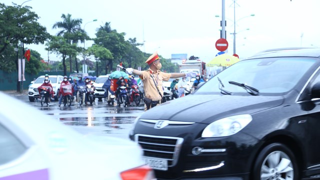 CSGT Hà Nội: 'Đội mưa' phân luồng giao thông trước lễ khai mạc SEA Games 31