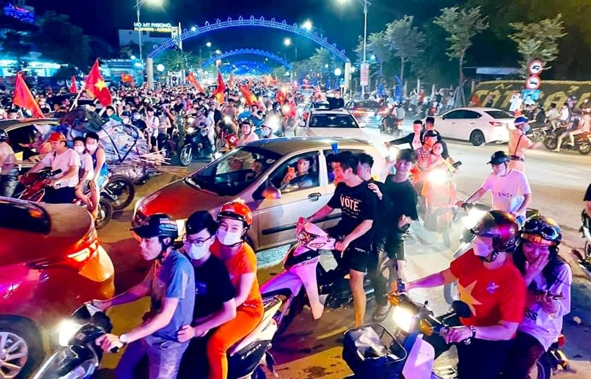 csgt-tp-vinh-ph226n-luong-khi-nguoi-d226n-39di-b227o39-mung-doi-tuyen_1.jpg