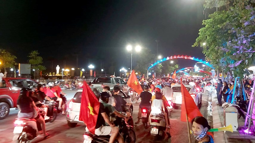 csgt-tp-vinh-ph226n-luong-khi-nguoi-d226n-39di-b227o39-mung-doi-tuyen_2.jpg