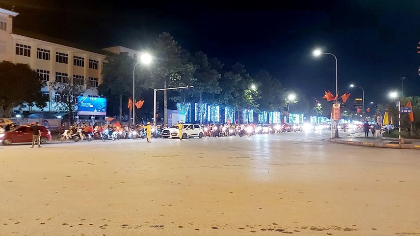 csgt-tp-vinh-ph226n-luong-khi-nguoi-d226n-39di-b227o39-mung-doi-tuyen_5.jpg