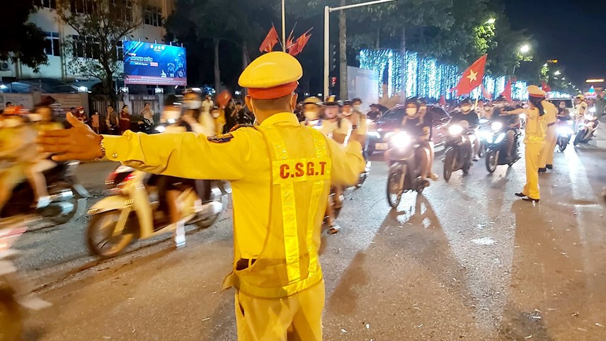 csgt-tp-vinh-ph226n-luong-khi-nguoi-d226n-39di-b227o39-mung-doi-tuyen_7.jpg