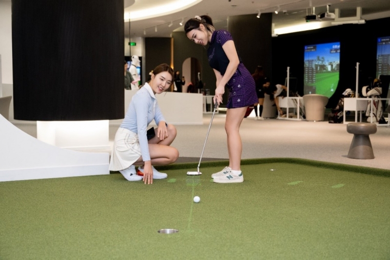 Khách hàng đến CLB Golf Công Nghệ của VGS Invest sẽ được trải nghiệm luyện tập golf với các thiết bị tương tác tối tân.