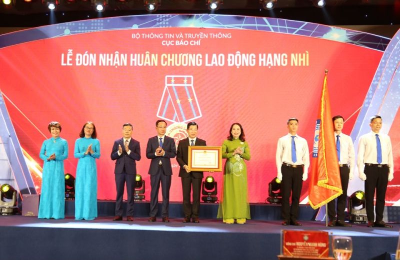 Phó Chủ tịch nước Võ Thị Ánh Xuân trao Huân chương Lao động hạng Nhì cho lãnh đạo Cục Báo chí (ảnh: Thanh Hải).