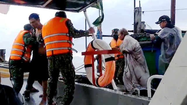 Cứu 5 ngư dân trên tàu cá bị sóng biển đánh chìm ngoài khơi Hội An