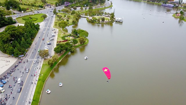 Đà Lạt: Bay dù lượn trên Hồ Xuân Hương khai mạc Festival Hoa năm 2022