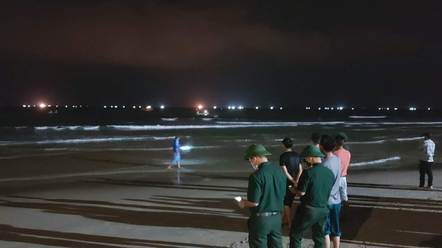 Đà Nẵng: 5 người bị sóng cuốn trôi, 1 người mất tich khi tắm biển