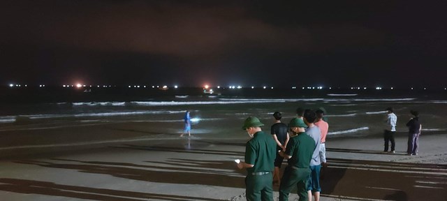 d224-nang-5-nguoi-bi-s243ng-cuon-tr244i-1-nguoi-mat-tich-khi-tam-bien_1.jpeg