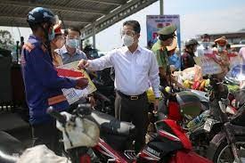 Đà Nẵng: Bí thư Thành ủy trao xe máy mới cho người về quê