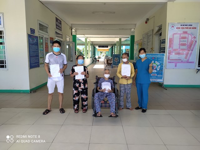 d224-nang-cho-ra-vien-benh-nh226n-covid-19-tr234n-100-tuoi_1.jpg