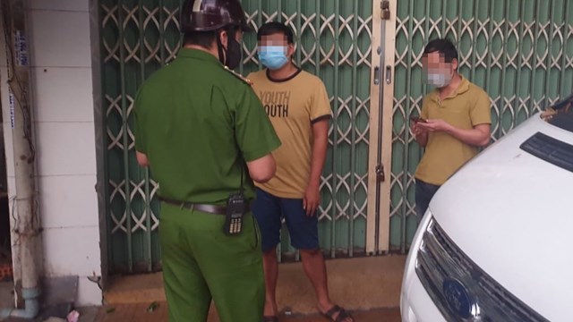 Đà Nẵng: Hai công nhân đi bộ 500 mét bị phạt 15 triệu đồng