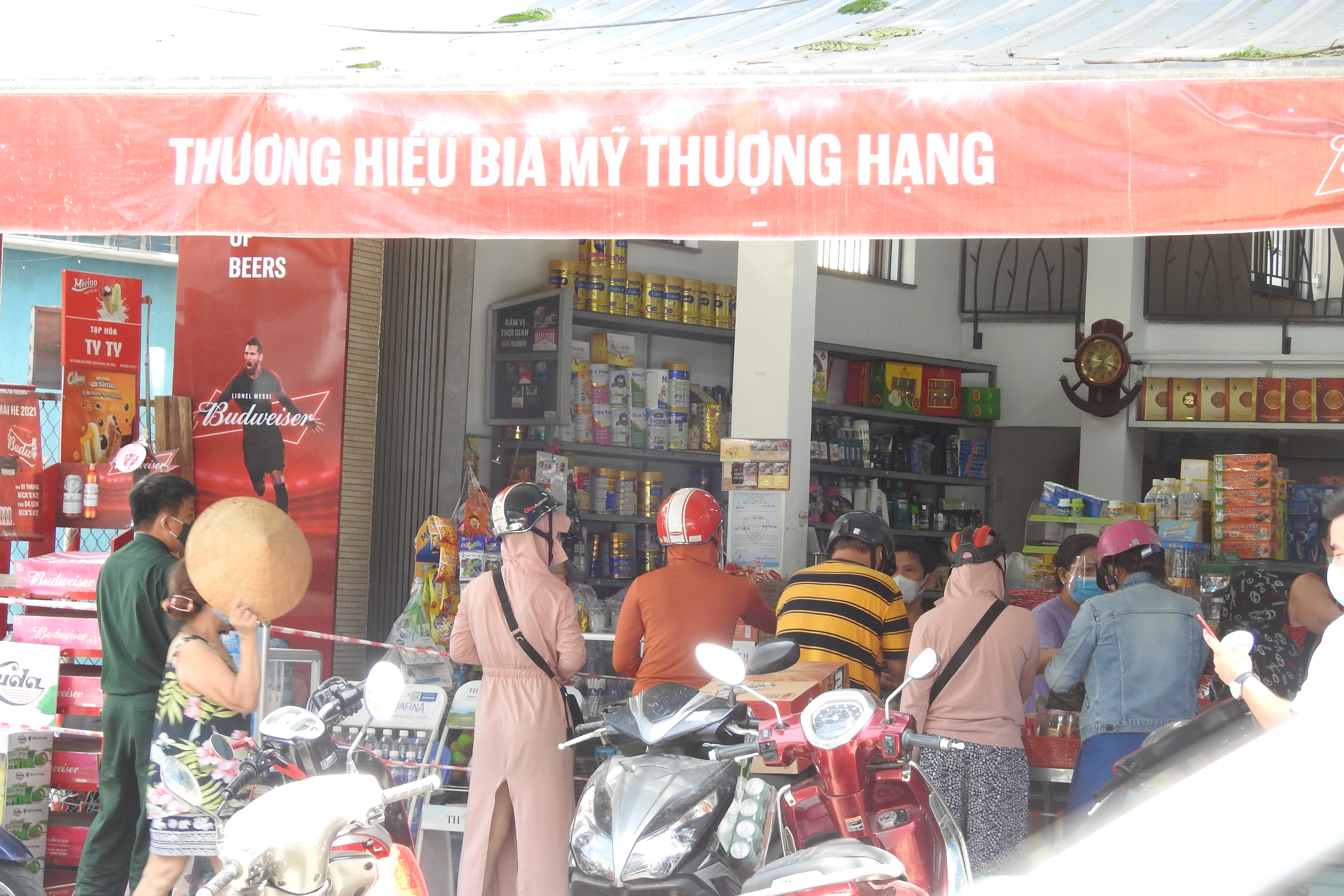d224-nang-nguy-co-l226y-nhiem-covid-19-do-nguoi-d226n-chen-nhau-mua-h224ng-t237ch-tru_2.jpg