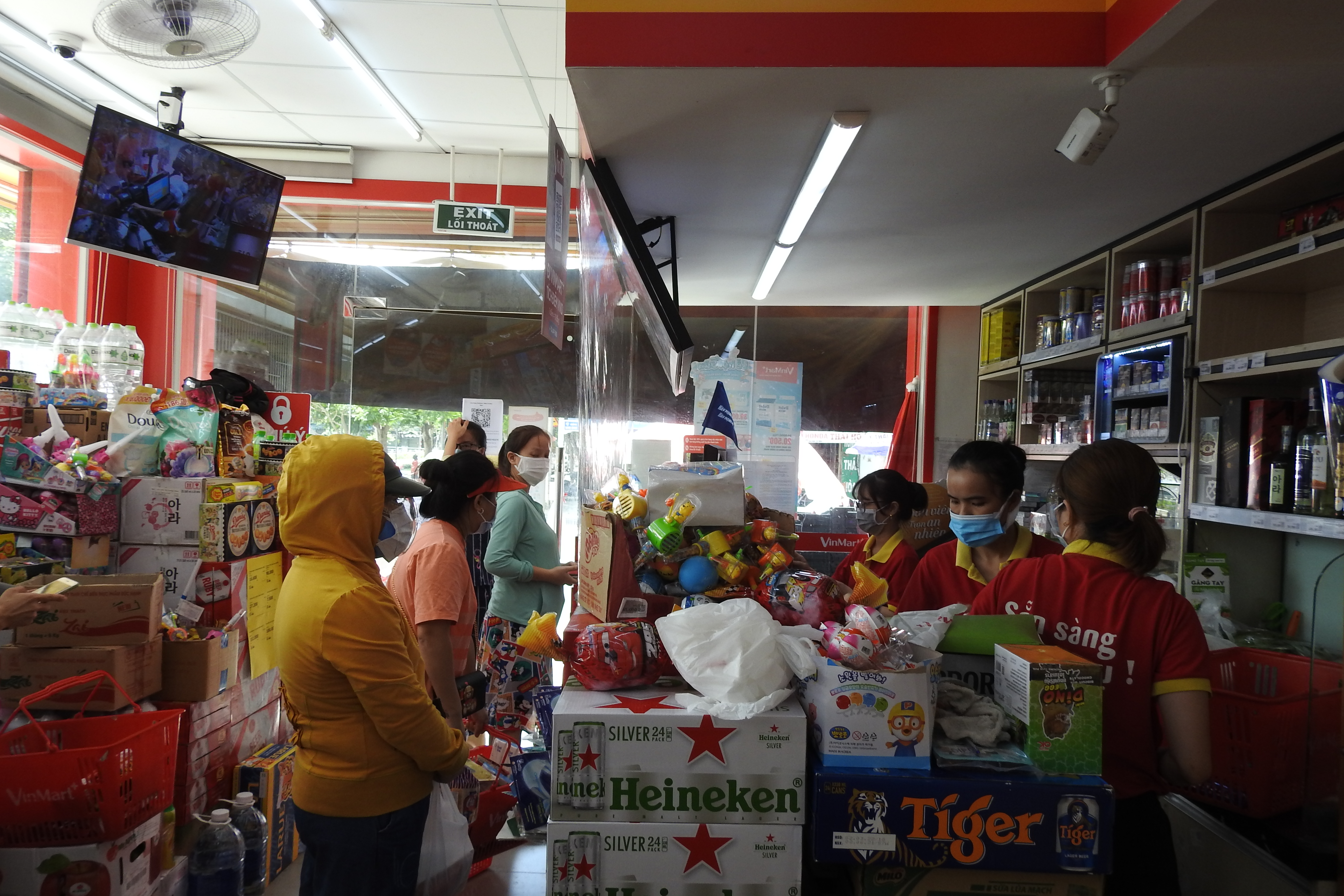 d224-nang-nguy-co-l226y-nhiem-covid-19-do-nguoi-d226n-chen-nhau-mua-h224ng-t237ch-tru_3.jpg