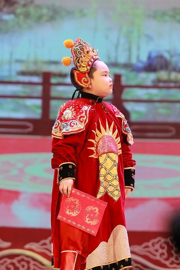 d224n-dien-vi234n-tre-trien-vong-39cha-truyen-con-noi39-lan-dau-cham-ng245-truyen-h236nh_8.jpg d224n-dien-vi234n-tre-trien-vong-39cha-truyen-con-noi39-lan-dau-cham-ng245-truyen-h236nh_8.jpg