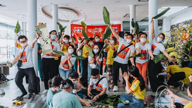 Dàn nghệ sĩ gói bánh chưng, mang hơi ấm Tết vào bệnh viện dã chiến