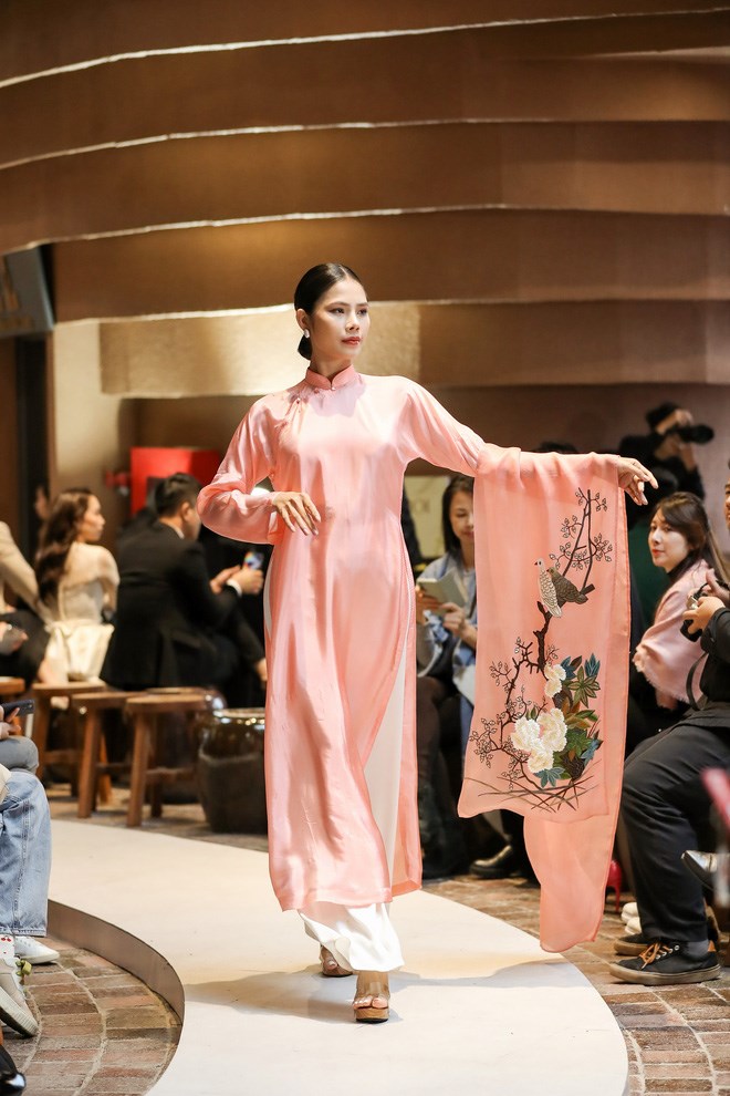 d224n-sao-hoi-tu-trong-show-dien-vc-fashion-show-buoc-ch226n-di-san160_12.jpg