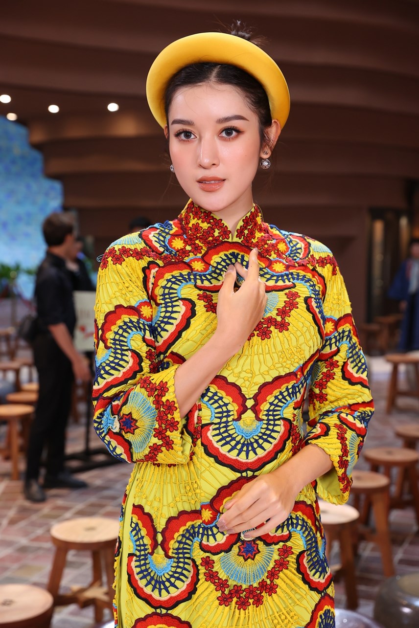 d224n-sao-hoi-tu-trong-show-dien-vc-fashion-show-buoc-ch226n-di-san160_3.jpg