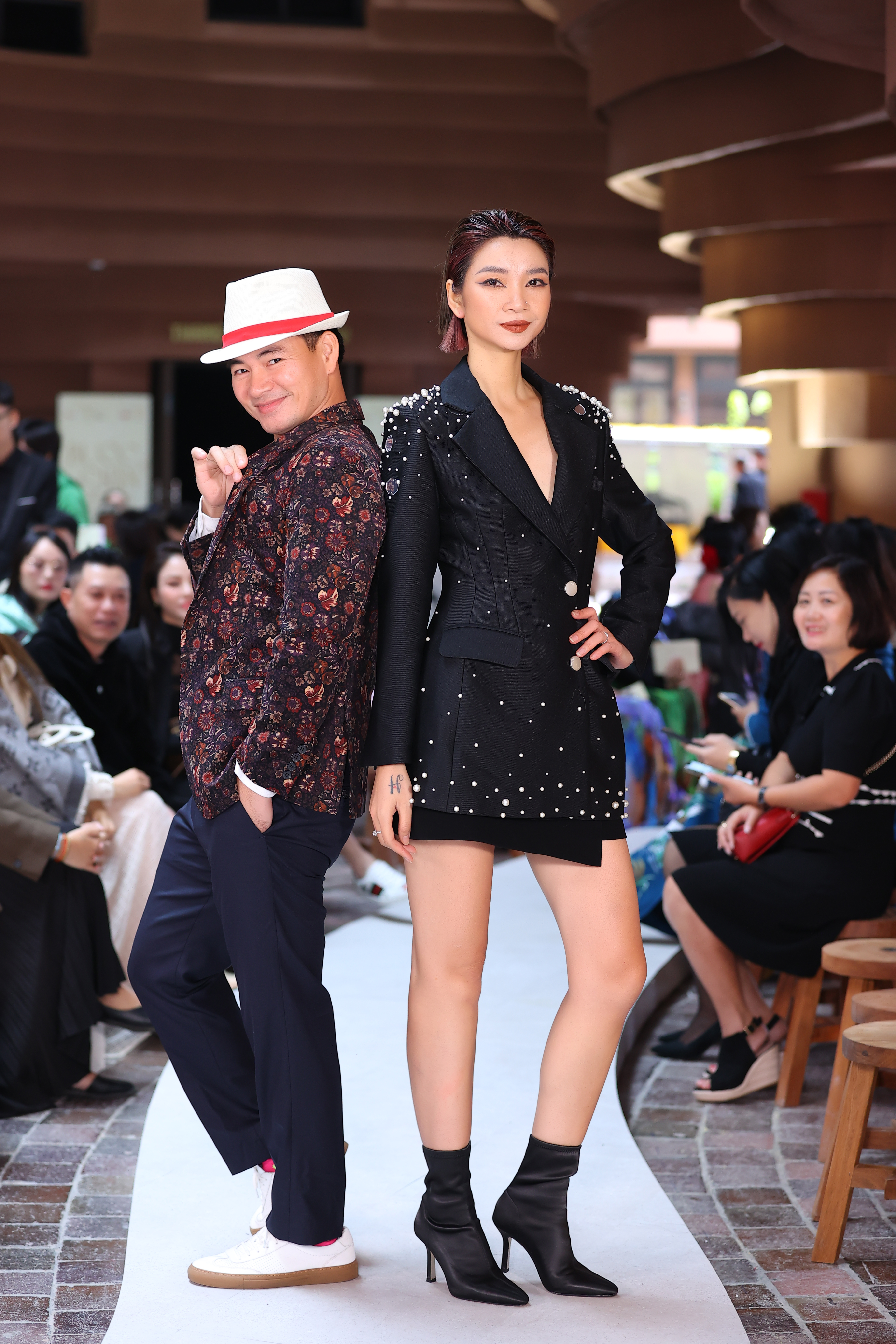 d224n-sao-hoi-tu-trong-show-dien-vc-fashion-show-buoc-ch226n-di-san160_8.jpg