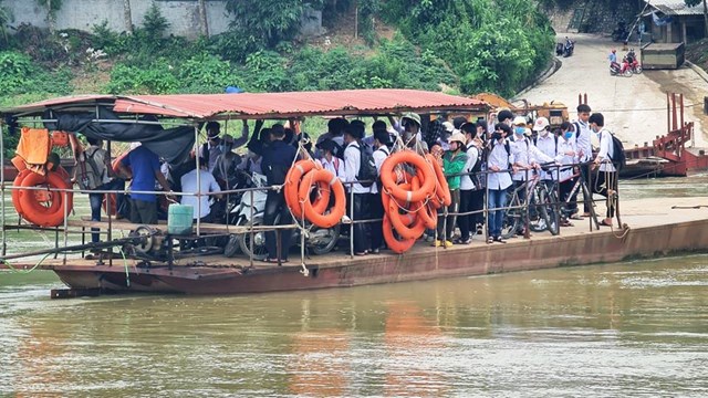 Đánh ‘cược’ tính mạng khi qua sông mùa lũ