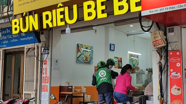 Dân Hà Nội đổ xô ăn bún phở 'giải ngấy' sau Tết, 'cắn răng' chịu giá đắt đỏ