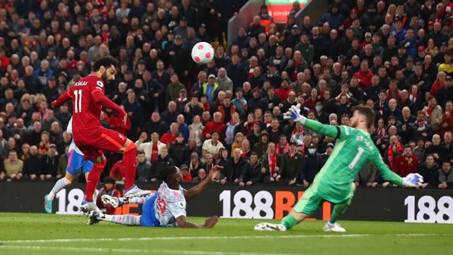 Đè bẹp MU, Liverpool vươn lên đứng đầu Premier League