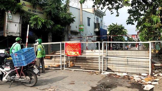 Dè dặt 'mở cửa' và nỗi lo thiếu lao động