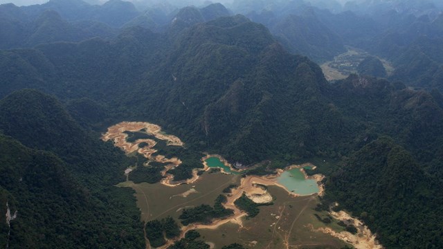 Dòng sông cạn có thế rồng cuộn khi nhìn từ trên cao ở thung lũng Đồng Lâm