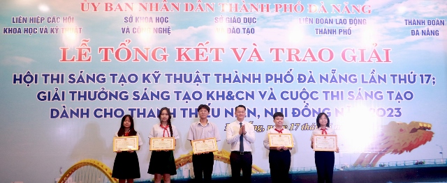 Bí thư Thành đoàn Đà Nẵng Nguyễn Mạnh Dũng (thứ 3, bên phải sang) trao giải cho các học sinh đoạt giải Cuộc thi sáng tạo dành cho thanh thiếu niên, nhi đồng toàn quốc lần thứ 19