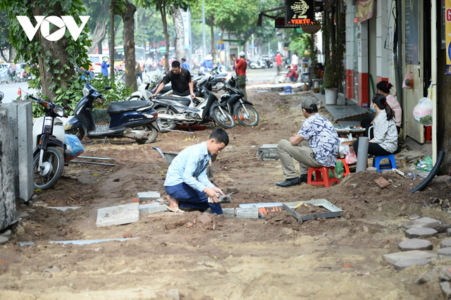 Đá vĩnh cửu ở Hà Nội chưa lát xong đã vỡ nát vì ô tô leo lên vỉa hè đậu đỗ - Ảnh 1.