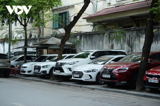 Đá vĩnh cửu ở Hà Nội chưa lát xong đã vỡ nát vì ô tô leo lên vỉa hè đậu đỗ - Ảnh 12.