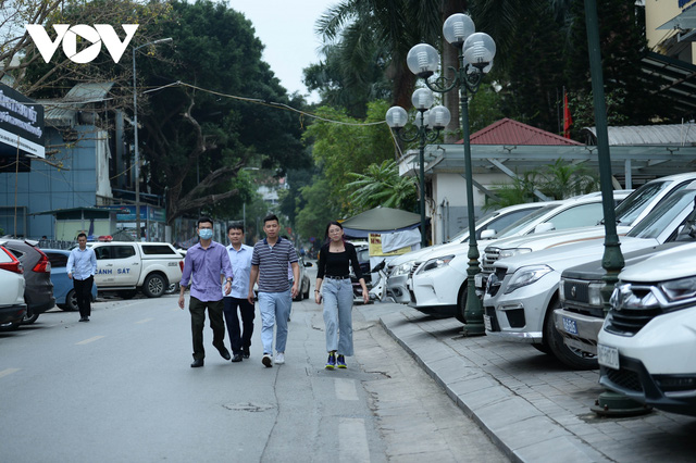 Đá vĩnh cửu ở Hà Nội chưa lát xong đã vỡ nát vì ô tô leo lên vỉa hè đậu đỗ - Ảnh 18.