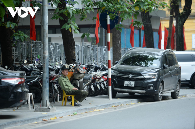 Đá vĩnh cửu ở Hà Nội chưa lát xong đã vỡ nát vì ô tô leo lên vỉa hè đậu đỗ - Ảnh 26.