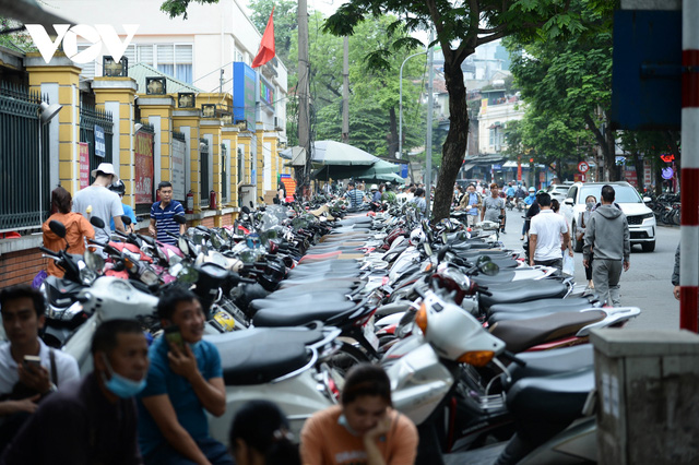 Đá vĩnh cửu ở Hà Nội chưa lát xong đã vỡ nát vì ô tô leo lên vỉa hè đậu đỗ - Ảnh 28.