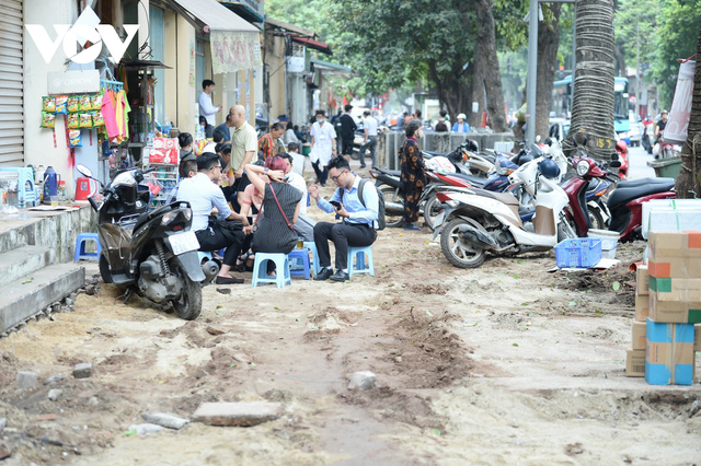 Đá vĩnh cửu ở Hà Nội chưa lát xong đã vỡ nát vì ô tô leo lên vỉa hè đậu đỗ - Ảnh 3.