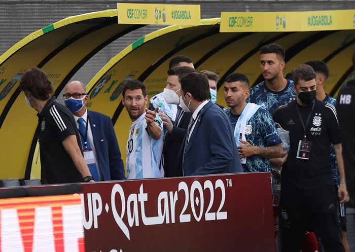 dai-chien-argentina-brazil-gap-su-co-hy-huu-chi-sau-5-ph250t-khien-messi-noi-gian_6.jpg