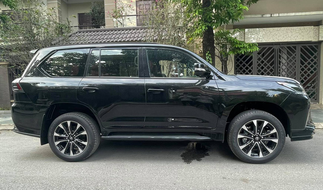 Đại gia Thái Nguyên vung tiền tậu Lexus LX 570 2021 độc nhất Việt Nam giá hơn 9 tỷ đồng, sở hữu nhiều chi tiết khác biệt với số đông - Ảnh 3. Đại gia Thái Nguyên vung tiền tậu Lexus LX 570 2021 độc nhất Việt Nam giá hơn 9 tỷ đồng, sở hữu nhiều chi tiết khác biệt với số đông - Ảnh 3.