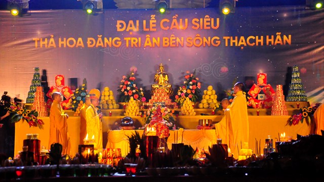 Đại lễ cầu siêu - Thả hoa đăng tri ân bên bờ sông Thạch Hãn