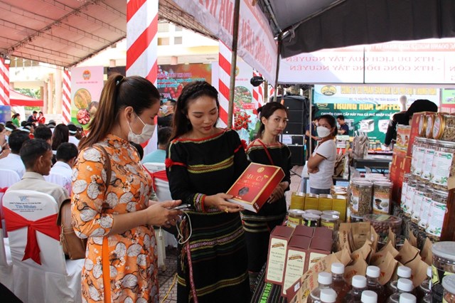 dak-lak-60-gian-h224ng-tham-gia-tuan-le-gioi-thieu-ti234u-thu-n244ng-san-ti234u-bieu_2.jpg