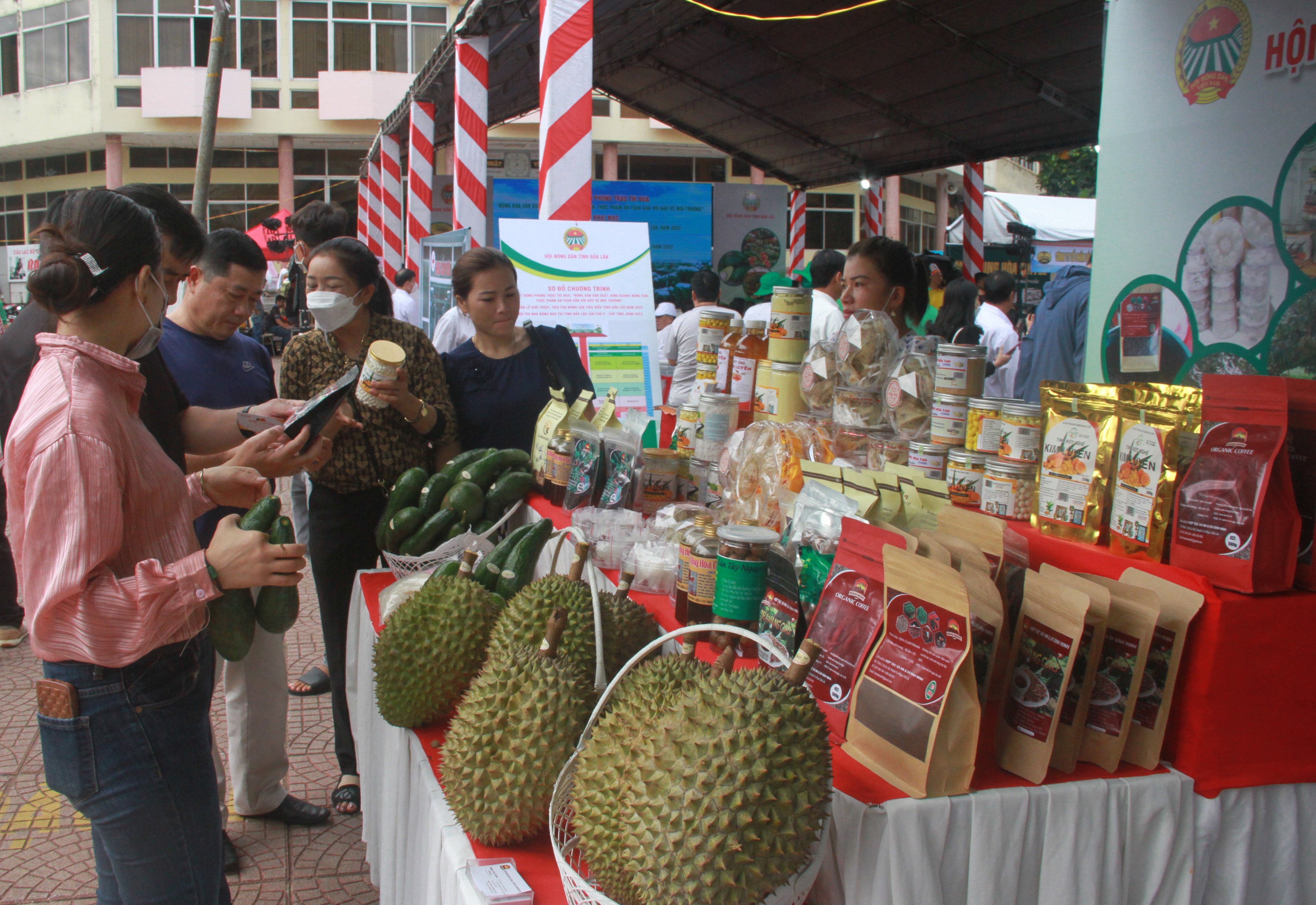 dak-lak-60-gian-h224ng-tham-gia-tuan-le-gioi-thieu-ti234u-thu-n244ng-san-ti234u-bieu_3.jpg