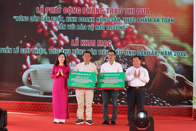 dak-lak-60-gian-h224ng-tham-gia-tuan-le-gioi-thieu-ti234u-thu-n244ng-san-ti234u-bieu_5.jpg