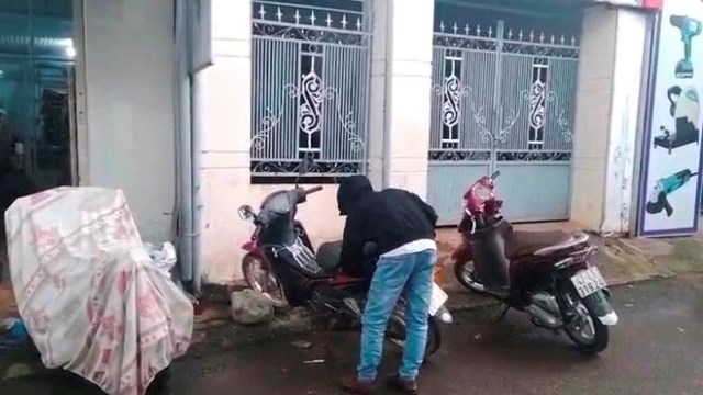 Đắk Lắk: Bắt kẻ cạy cốp xe gắn máy, trộm 100 triệu đồng để tiêu xài