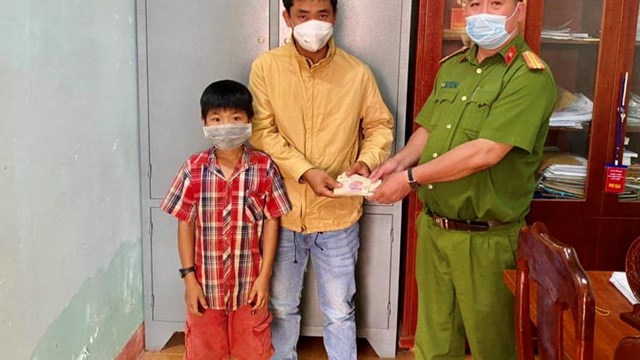 Đăk Lắk: Đi chăn bò nhặt được 19 triệu đồng, cậu học sinh trả lại người đánh mất