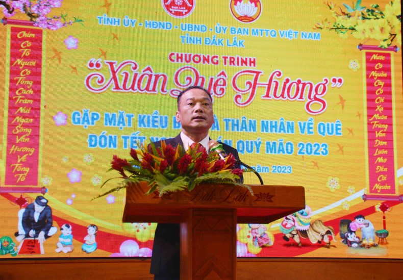 Chủ tịch Ủy ban Mặt trận Tổ quốc Việt Nam tỉnh Đắk Lắk Y Giang Gry Niê Knơng phát biểu tại buổi gặp mặt.
