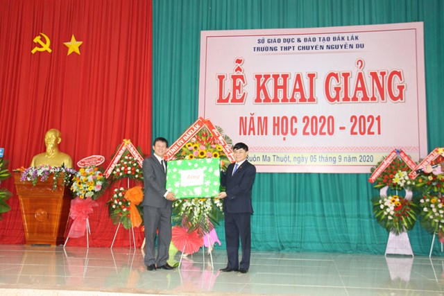 dak-lak-hon-2300-hoc-sinh-truong-thcs-thpt-d244ng-du-tham-du-le-khai-giang-truc-tuyen_1.jpg dak-lak-hon-2300-hoc-sinh-truong-thcs-thpt-d244ng-du-tham-du-le-khai-giang-truc-tuyen_1.jpg