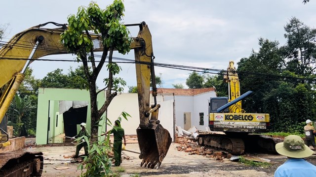 Đắk Lắk: Người dân tự tháo dỡ công trình xây dựng trái phép trên đất nông nghiệp