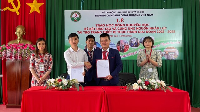 Đắk Lắk: Trao học bổng cho sinh viên nghèo vượt khó