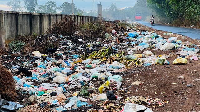 Đắk Lắk: Xã nông thôn mới, rác thải ngập đường