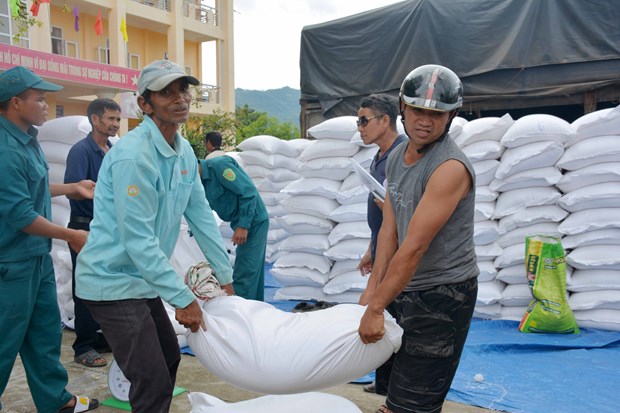 Trao gạo dự trữ quốc gia cho người dân đặc biệt khó khăn của xã Bông Krang, huyện Lắk, tỉnh Đắk Lắk.