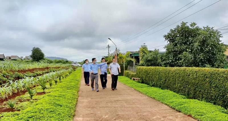 Ông Phan Văn Sinh (thứ 2 bên trái), Phó Chánh văn phòng chuyên trách, văn phòng điều phối NTM Đắk Nông kiểm tra tại xã Thuận An, huyện Đắk Mil.