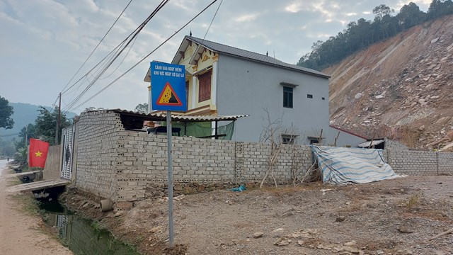 Đảm bảo an toàn cho 12 hộ dân sống dưới chân núi