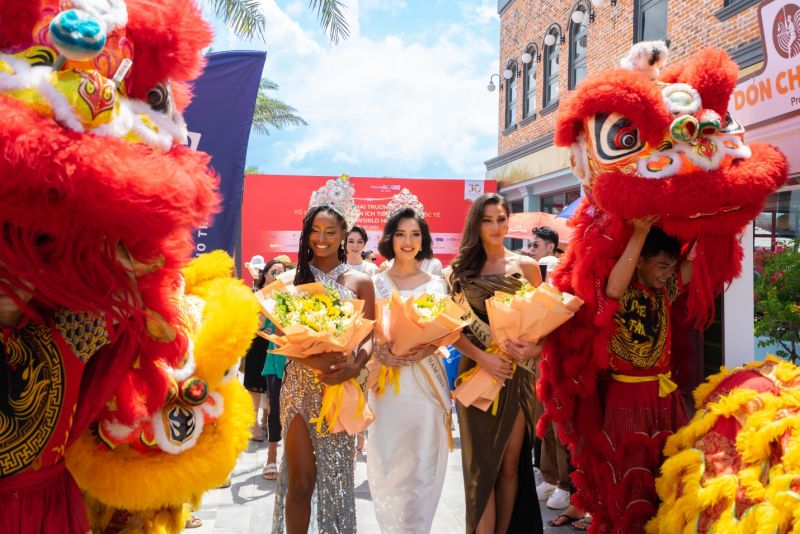 Từ trái qua: Hoa hậu Trái đất 2021 Destiny Evelyn Wagner, Hoa hậu các Dân tộc Việt Nam 2022 Nông Thúy Hằng và Hoa hậu Trái đất 2020 Lindsey Coffey tham dự lễ khai trương Từ trái qua: Hoa hậu Trái đất 2021 Destiny Evelyn Wagner, Hoa hậu các Dân tộc Việt Nam 2022 Nông Thúy Hằng và Hoa hậu Trái đất 2020 Lindsey Coffey tham dự lễ khai trương